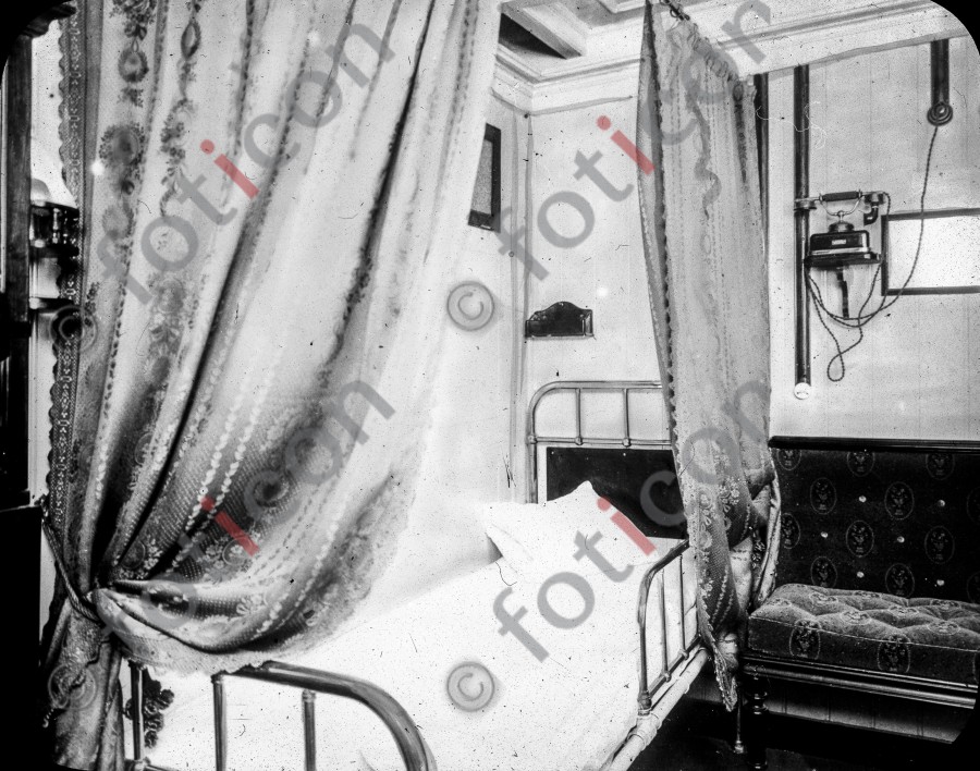 Passagierkabine auf der RMS Titanic | Passenger cabin on the RMS Titanic - Foto simon-titanic-196-018-sw.jpg | foticon.de - Bilddatenbank für Motive aus Geschichte und Kultur